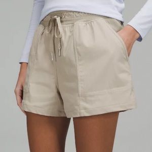 HTF LULULEMON DANCE STUDIO HR SHORTS 3.5” *LINED